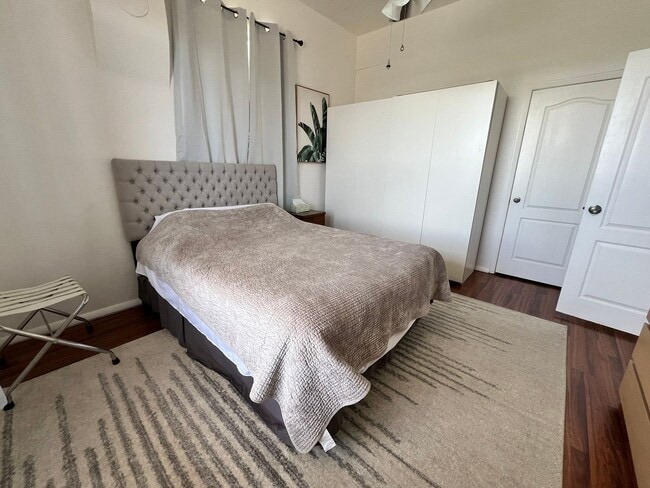 Building Photo - Charming Furnished Home - Short & Long Term Leasing