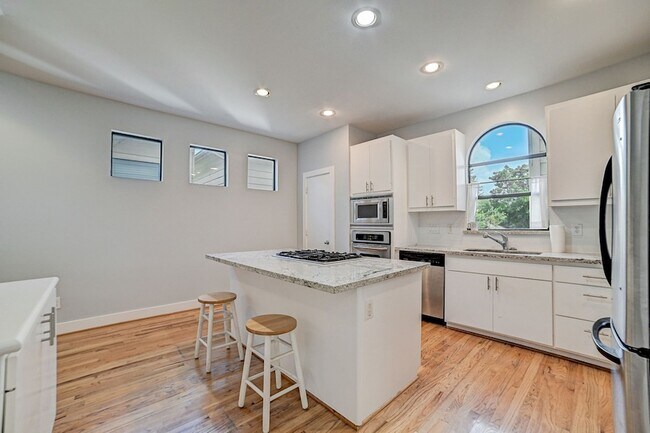 Building Photo - 5838 Larkin St
