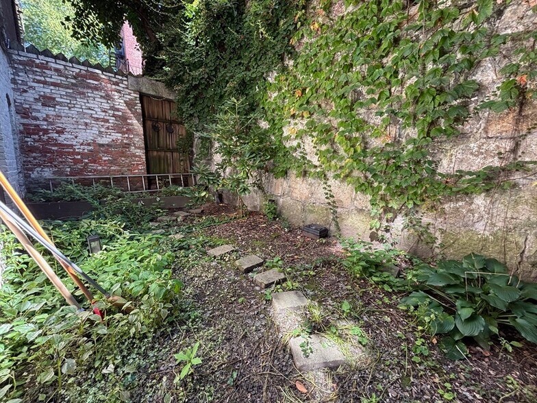 Building Photo - 68 Myrtle St