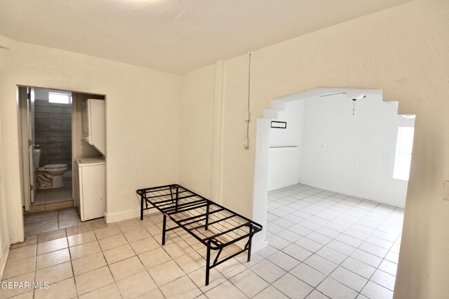 Building Photo - 601 N Copia St