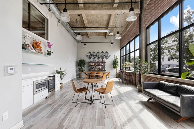 Building Photo - 136 Oakland Ave