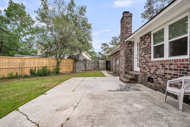 Building Photo - Comfortable Living with Modern Upgrades in Prime Goose Creek Location