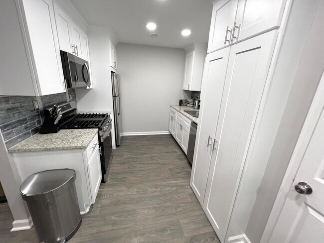 Building Photo - 5569 Pine Gate Dr