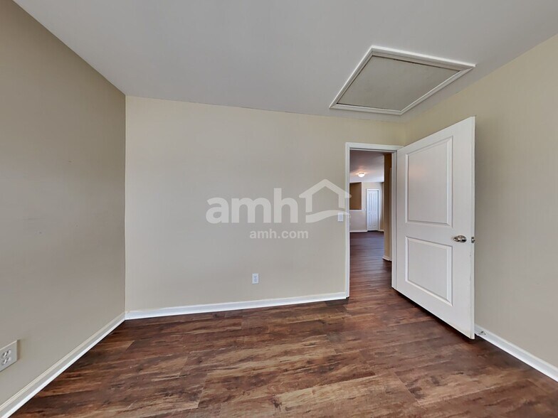 Building Photo - 910 Laurel Oaks Ln