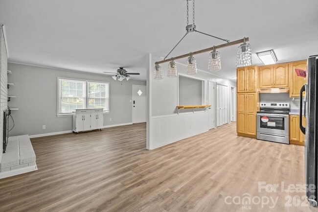 Building Photo - 4800 Maplecrest Dr