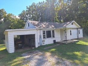 Building Photo - Knoxville 37914 - 3 bedroom, 1 bath home - Contact Tara Hayes (865) 242-8010