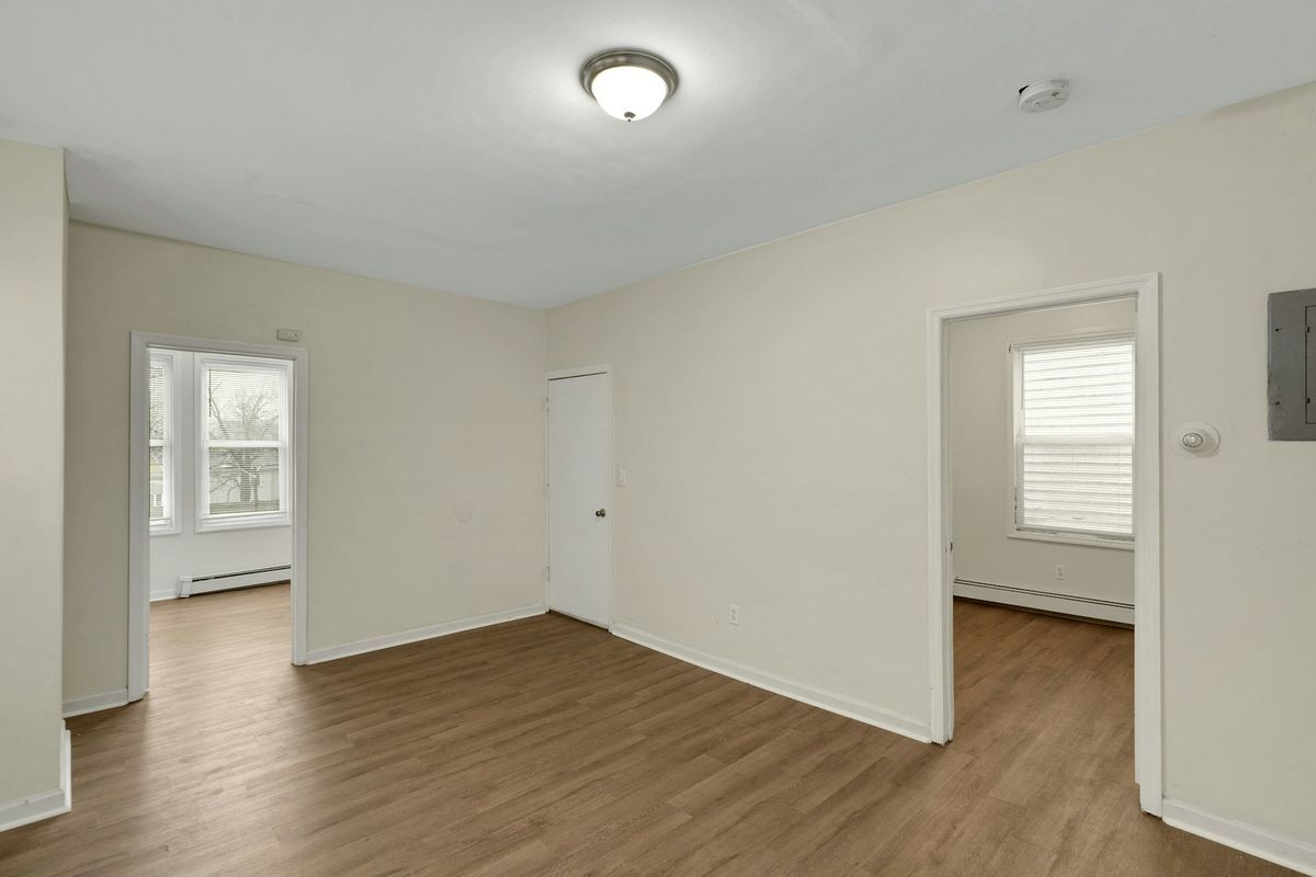 Building Photo - 496 S 21st St