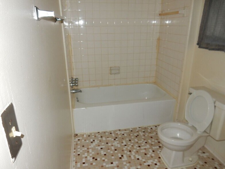 Building Photo - 5110 Maple St