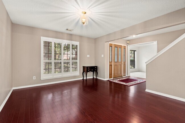 Building Photo - 2415 Parkwood Ln