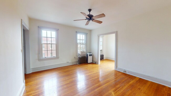 Building Photo - Top Floor Georgetown Two Bedroom in Amazing Location!