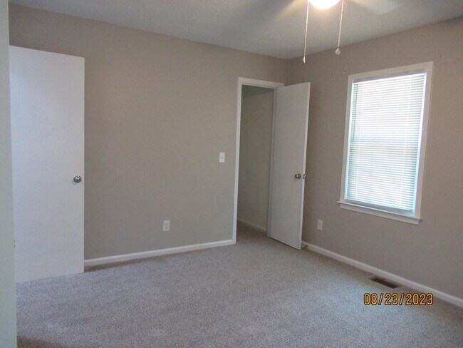 Building Photo - 870 Marigold St