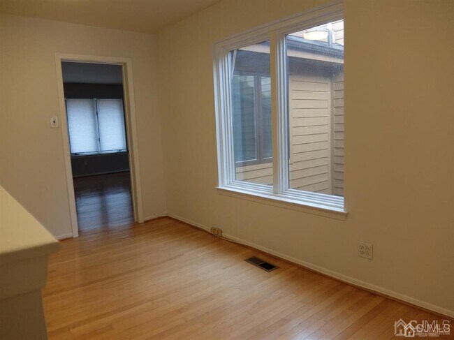 Building Photo - 35 Sayre Dr