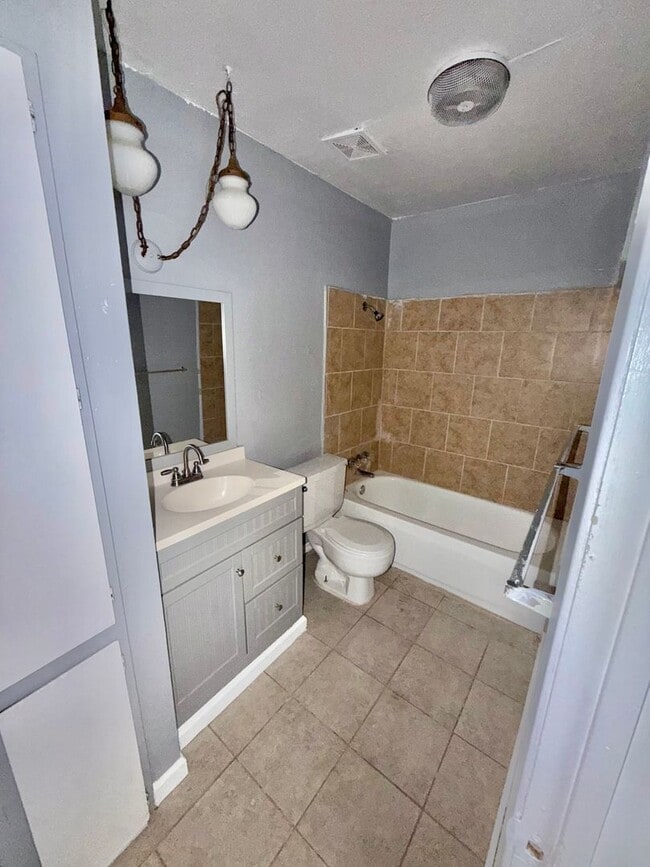 Building Photo - Cozy 2 bed 1 bath duplex!!