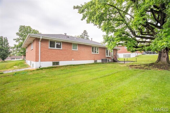Building Photo - 9715 Grantview Dr
