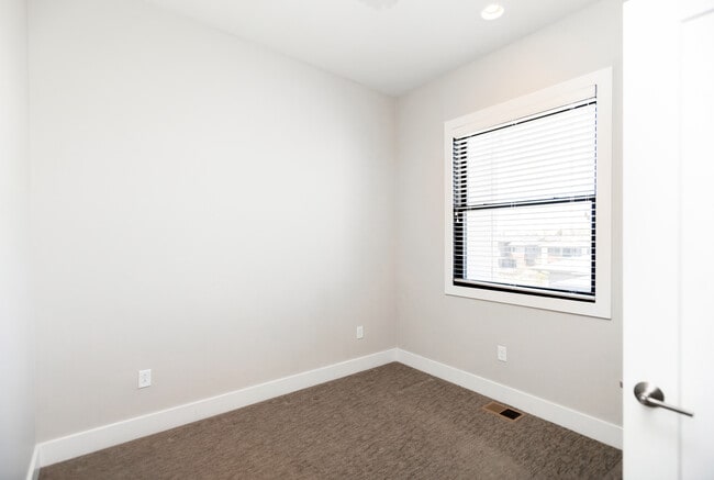 Building Photo - 6825 E Lowry Blvd