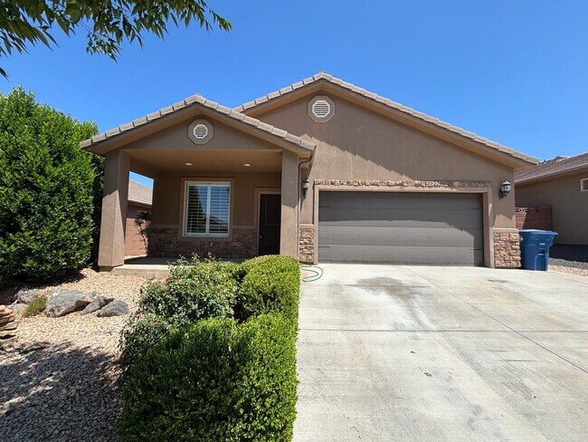 Building Photo - SPACIOUS 3 BEDROOM HOME FOR RENT IN HURRICANE!