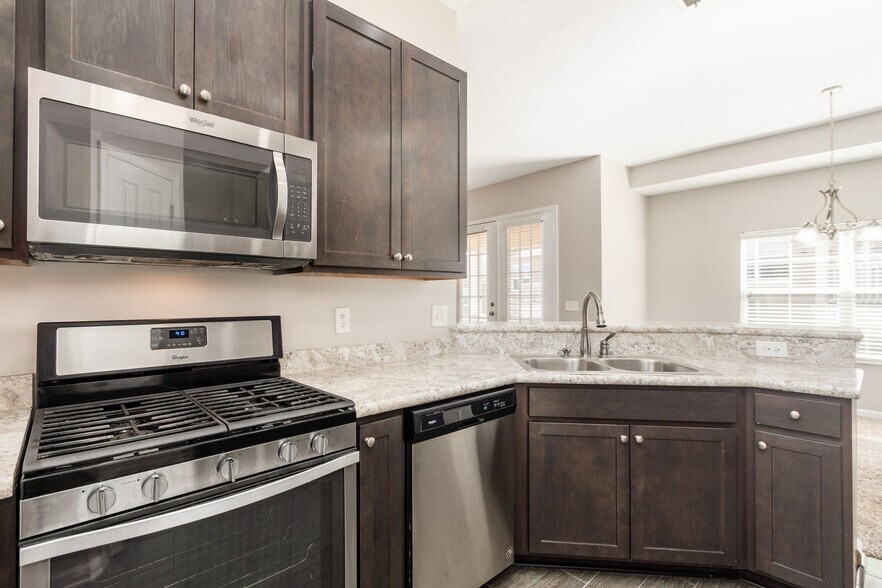 Building Photo - 560 Redwood Ln