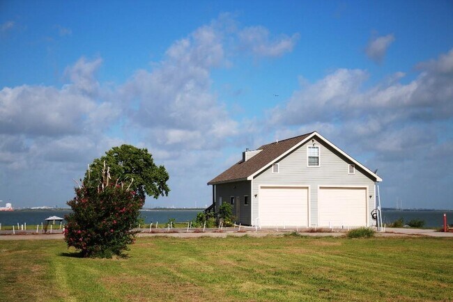 Building Photo - 3814 Tri City Beach Rd