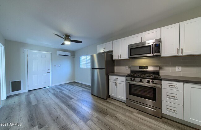 Building Photo - 908 E Pasadena Ave