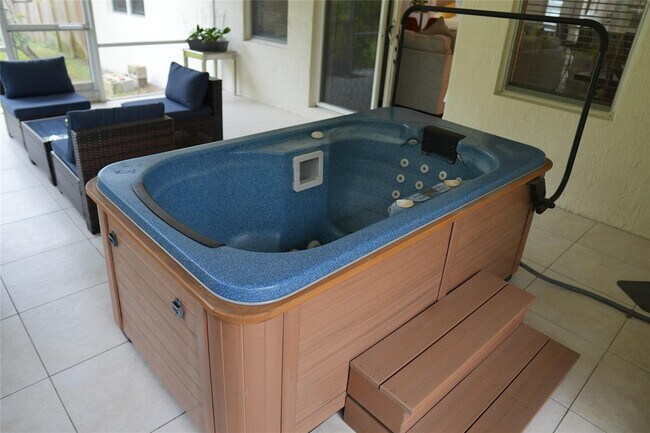 Building Photo - 821 SW 13th Ct