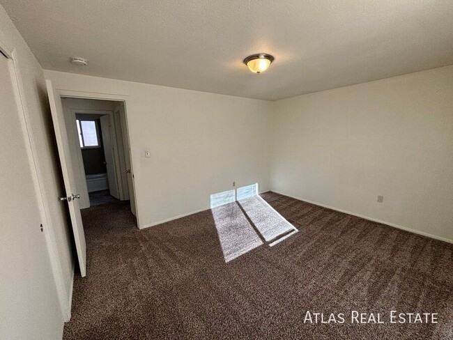 Building Photo - Newly Renovated Upper Level 2 Bed 1 Bath U...