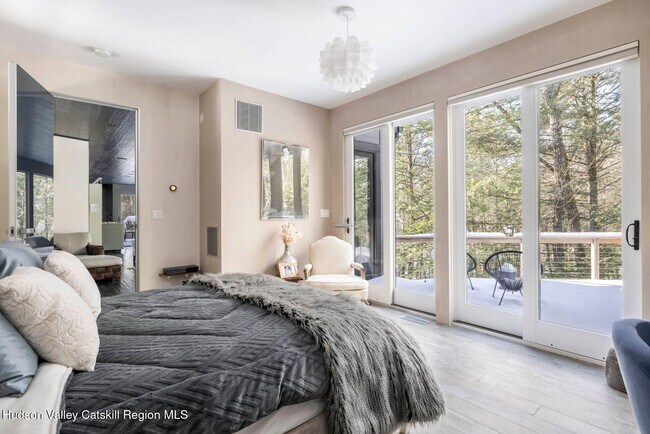 Building Photo - 70 Raybrook Dr