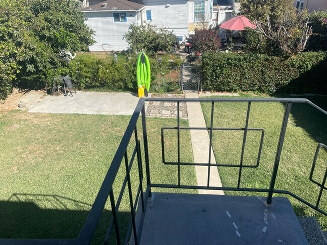 Building Photo - 827