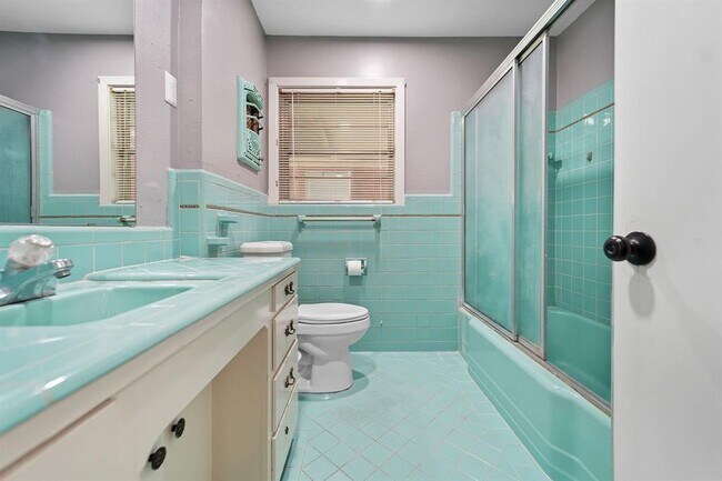 Building Photo - 2210 San Jacinto Dr