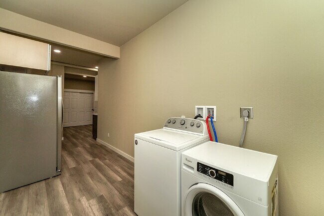 Building Photo - Kent Duplex LOWER Unit with Huge Yard & Private Feel