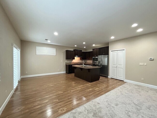 Building Photo - Gorgeous 4 Bed, 2.5 Bath Tuscany Home!