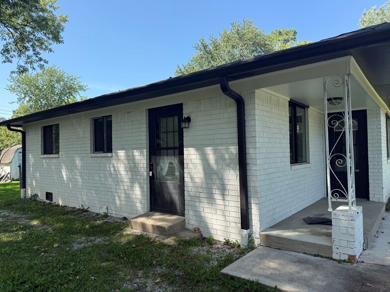 Building Photo - 890 N Avon Ave