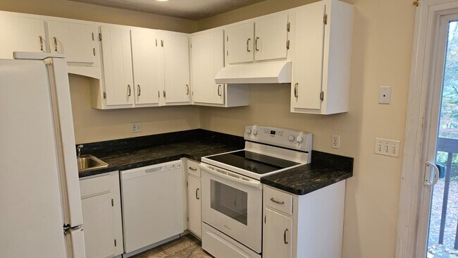 Building Photo - 165 Alice St