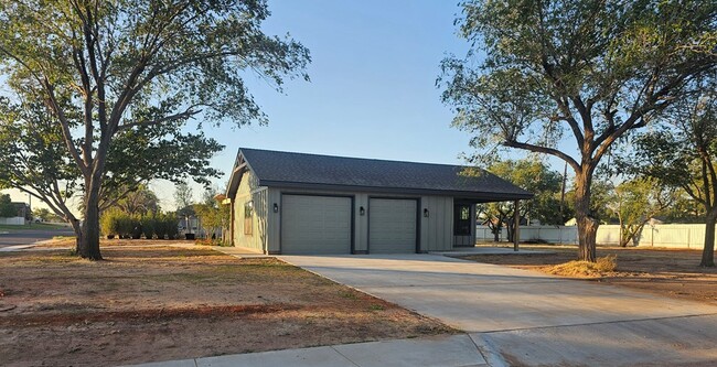 Building Photo - 209 NE 5th St