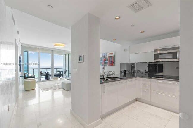 Building Photo - 17121 Collins Ave