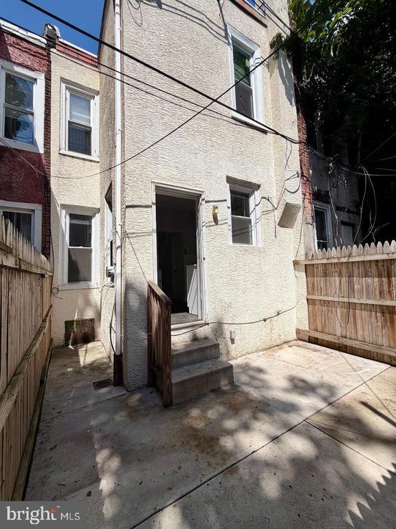 Building Photo - 2555 N Hollywood St