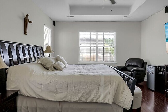 Building Photo - 334 Albrighton Way