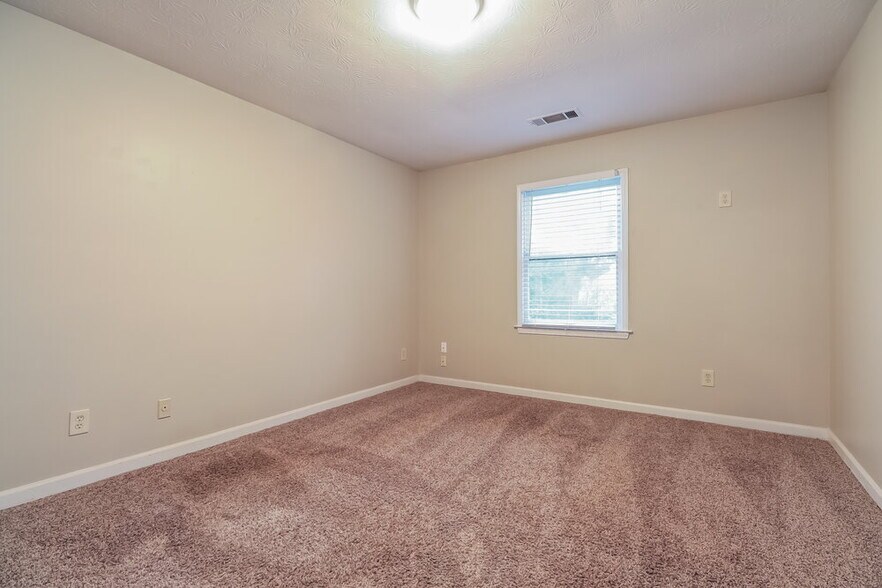 Building Photo - 564 Clubhouse Dr SE