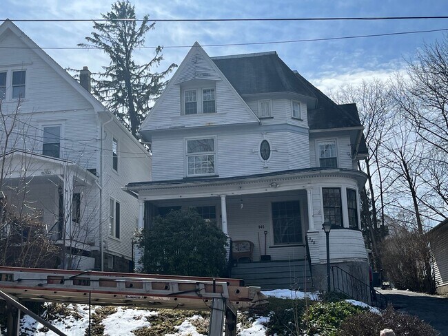 Building Photo - 940 Woodlawn St