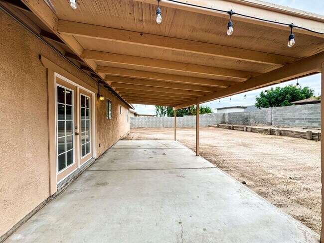 Building Photo - "Centrally located 3 bedroom, 2 bathroom H...