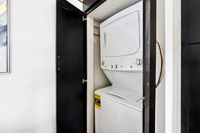 Building Photo - 2922 Elm St