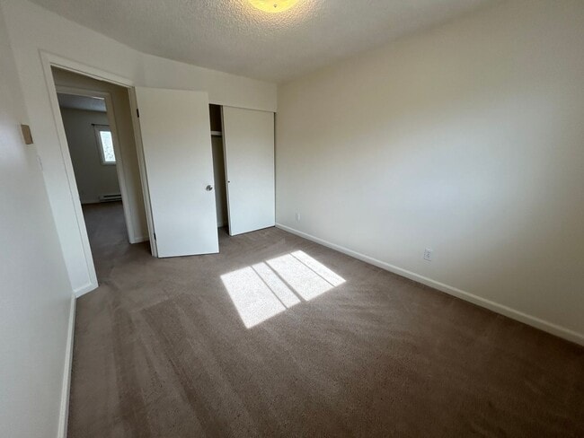 Building Photo - 3 Bed 1.5 Bath Townhome In Excellent Neighborhood