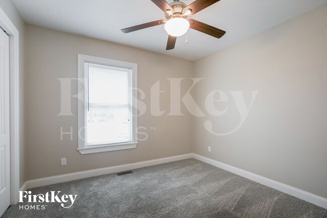 Building Photo - 810 York Dr