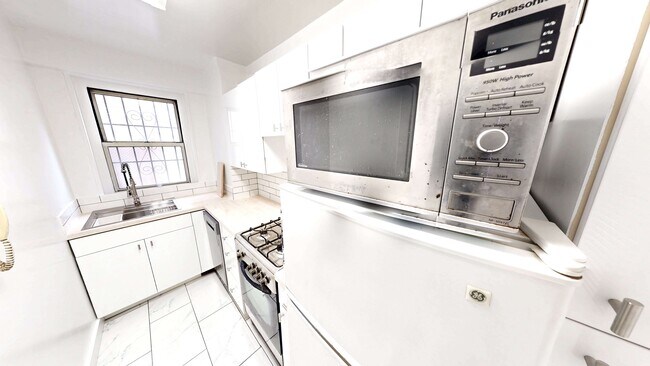 Building Photo - 404 E 66th St