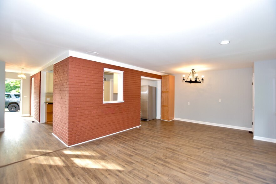 Building Photo - 619 Hillside Rd