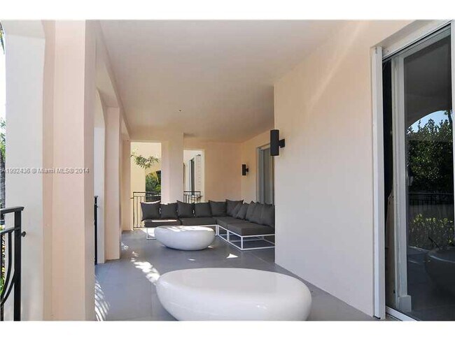 Building Photo - 19114 Fisher Island Dr
