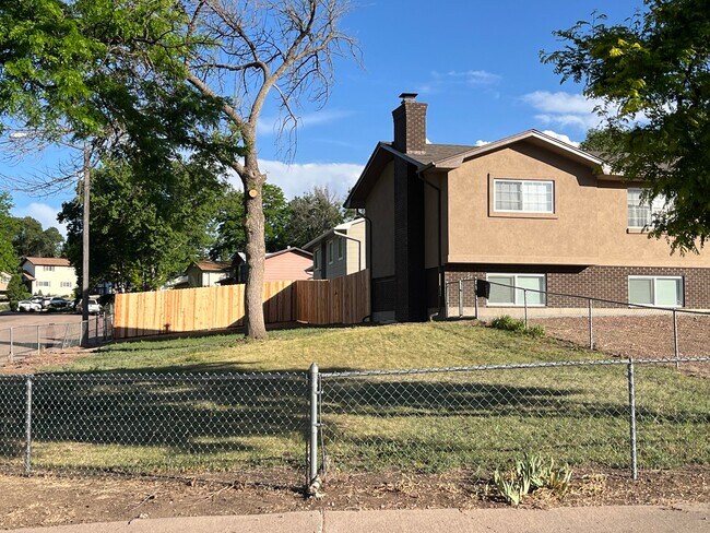 Building Photo - 318 De La Vista St