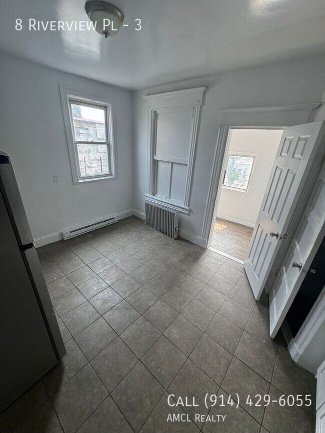Building Photo - 8 Riverview Pl