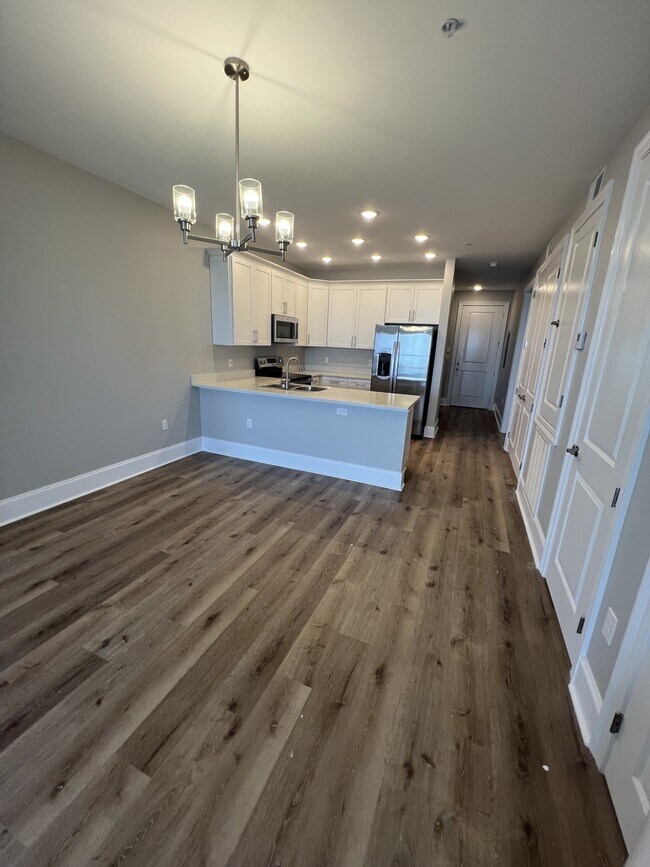 Building Photo - 3900 Lakeshore Blvd E