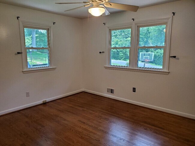 Building Photo - 3838 Glenbrook Rd