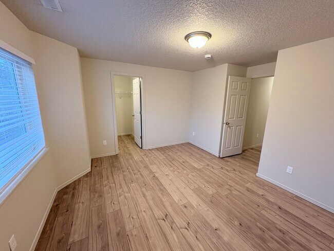 Building Photo - ONE MONTH FREE OF RENT!! Well Maintained, High Ceilings, Bonus Room, Great Location!